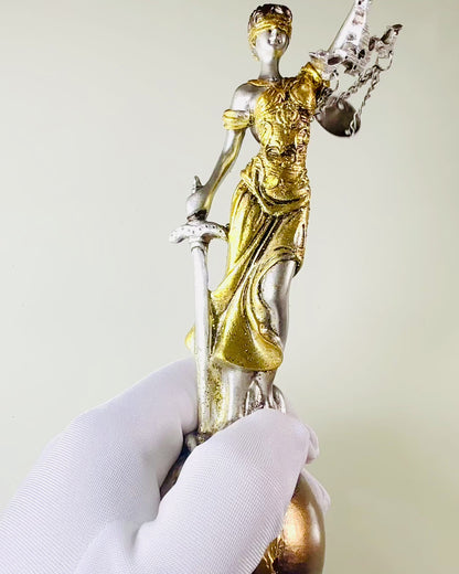 Statue der Göttin der Gerechtigkeit – Künstlerische Dekoration für das Regal, Kunsthandwerk aus Harz, Personalisierung mit Gravur