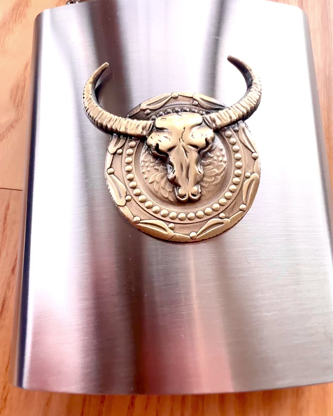 Bizon Flask – Flasque Élégante avec Motif de Bison - possibilité de personnalisation par gravure pour un cadeau