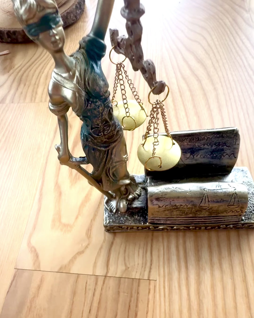 Statuette "Justicia 2" - Déesse de la Justice – Décoration Artistique pour Étagère, Artisanat en Résine, personnalisation par gravure