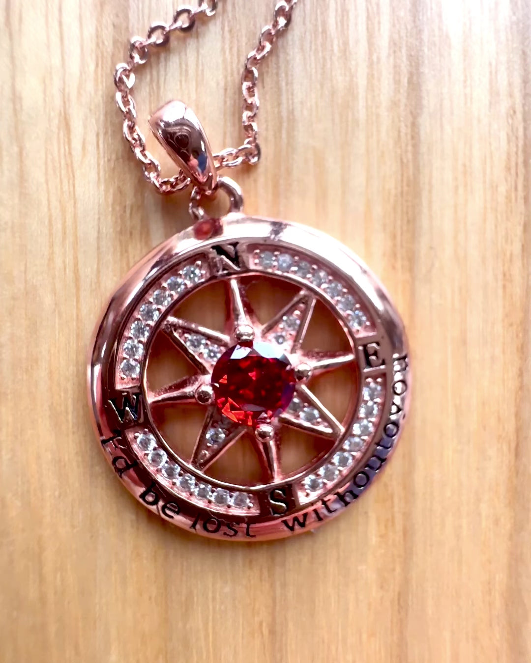 Collier "Compas de l'Amour" avec zircon, possibilité de personnalisation par gravure