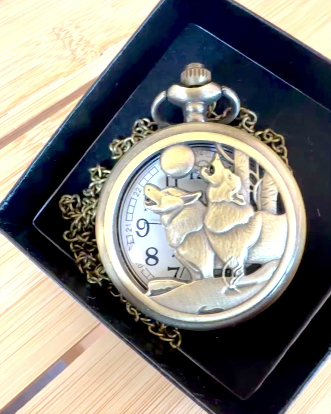 „Luna Wolf” – Montre de Poche Stylée avec des Loups, possibilité de personnalisation par gravure pour un cadeau