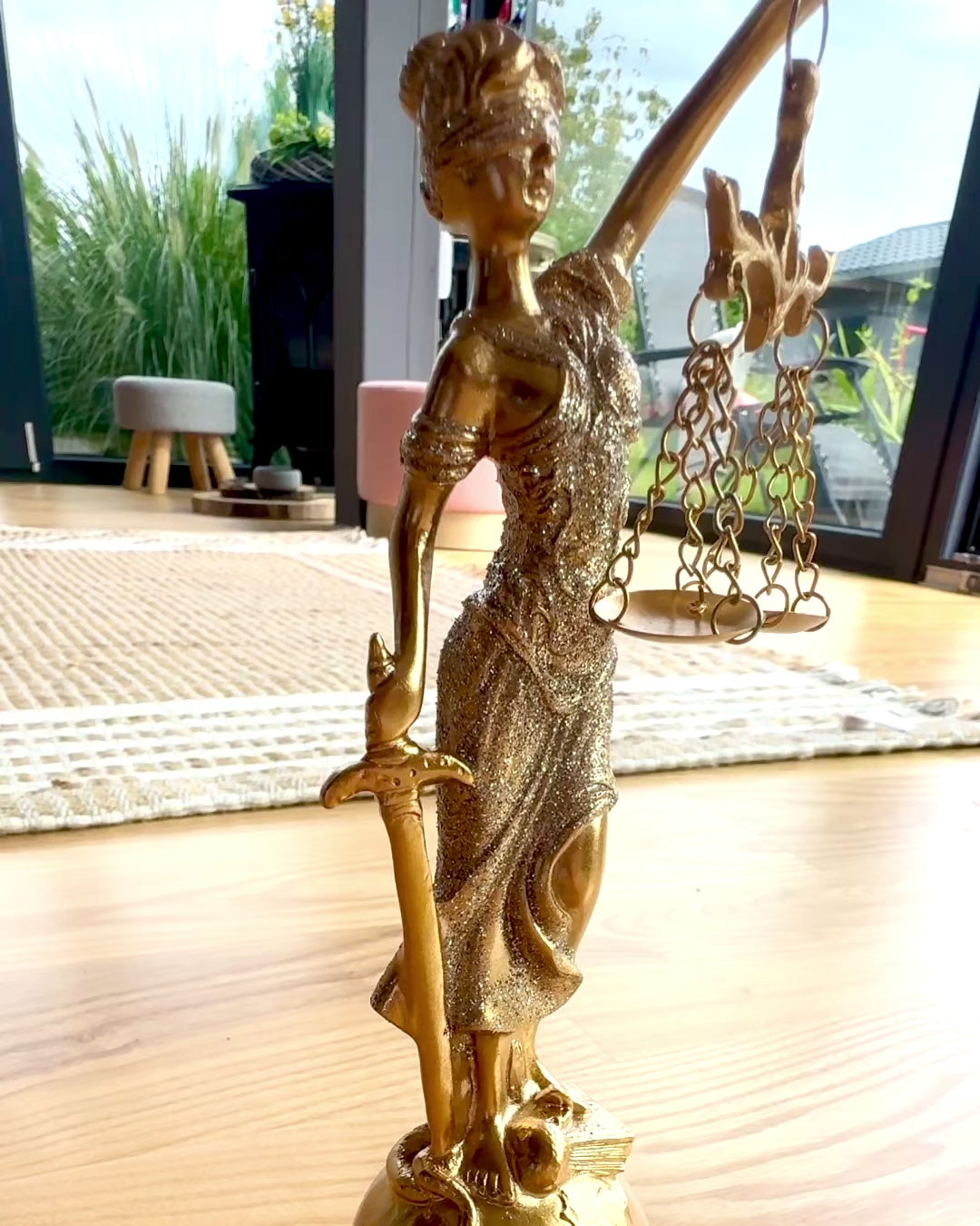 Goddess of Justice Figurine – Artistic Shelf Decoration, Resin Craft, personalization with engraving